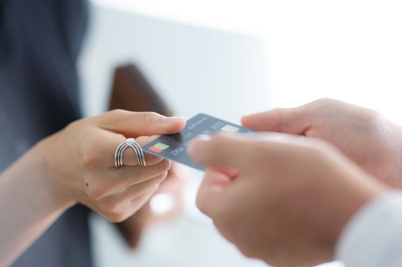 クレジットカード決済で初期費用を支払う女性